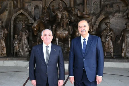 Əli Əsədov Daşkənddə Müstəqillik abidəsini ziyarət edib