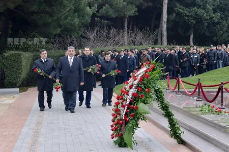 Gənclər və İdman Nazirliyinin əməkdaşları Fəxri Xiyabanı ziyarət edib - FOTOLAR