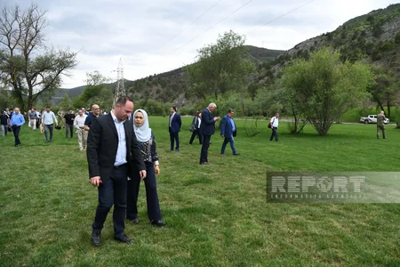 Иностранные дипломаты прогулялись по бульвару в Лачыне