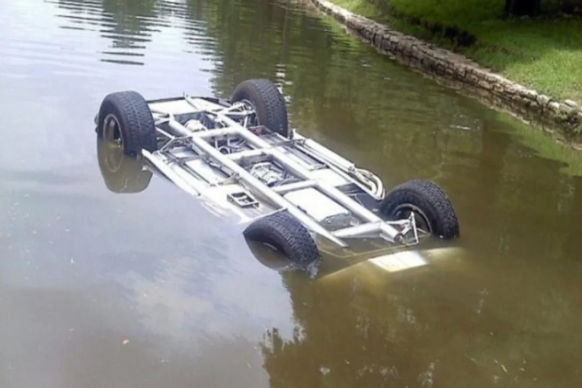 Saatlıda avtomobil su kanalına düşüb, xəsarət alan var