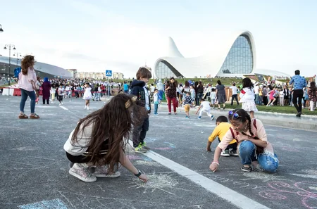 Heydər Əliyev Mərkəzinin parkında Uşaq festivalı keçirilib