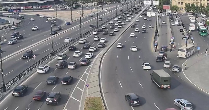 На ряде улиц и проспектов Баку затруднено движение транспорта