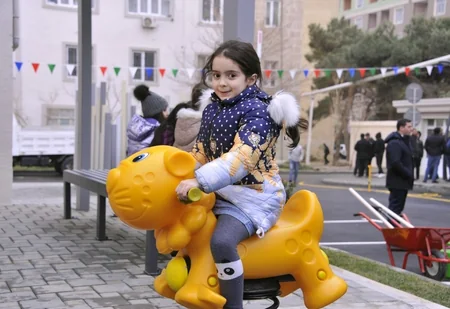 Leyla Əliyeva Səbail rayonunda abadlaşdırılan həyətin açılışında iştirak edib