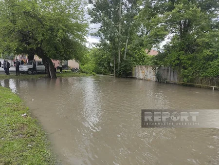 Qaxa dolu yağıb, yağış suları həyətlərə dolub