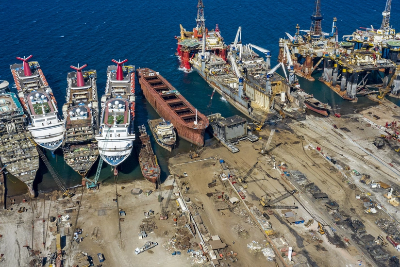 About 42,000 liters of oil products spilled near port of Hamburg