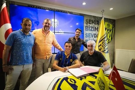 Azərbaycan millisinin üzvü Türkiyə klubuna transfer olunub