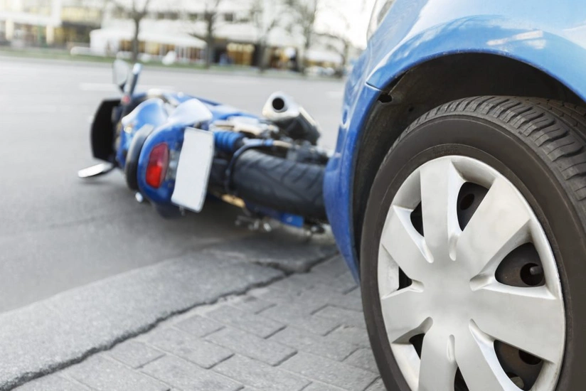 Bakıda avtomobil motosikletlə toqquşub, ölən var