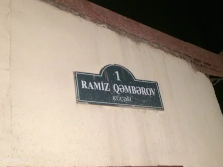 Bakıda metal əşyalar daşıyan avtomobil yaşlı kişini vurub - FOTO