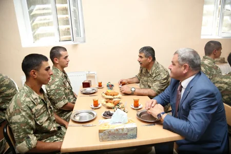 Azərbaycanın müdafiə naziri cəbhə xəttinə gedib