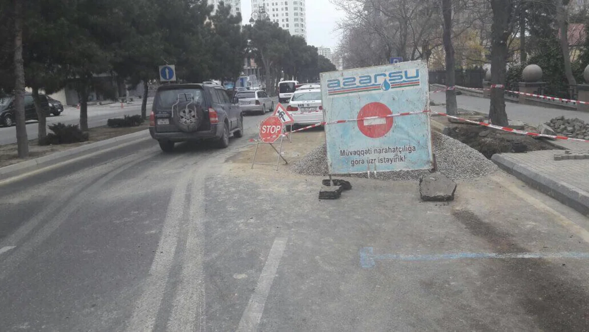 Bakıda Zabitlər bağının qarşısında yol bağlanıb