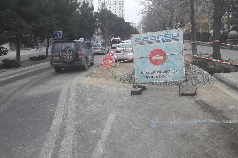 Bakıda Zabitlər bağının qarşısında yol bağlanıb