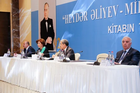 Mərhum professorun Heydər Əliyev-milli ləyaqət ölçüsü kitabının təqdimatı keçirilib - FOTOLAR