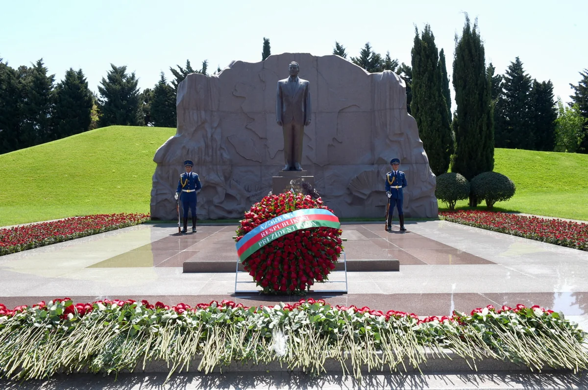 SOCAR rəhbərliyi ümummilli lider Heydər Əliyevin məzarını ziyarət edib