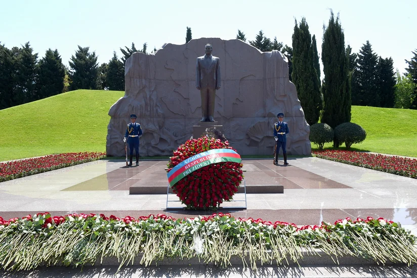 SOCAR rəhbərliyi ümummilli lider Heydər Əliyevin məzarını ziyarət edib