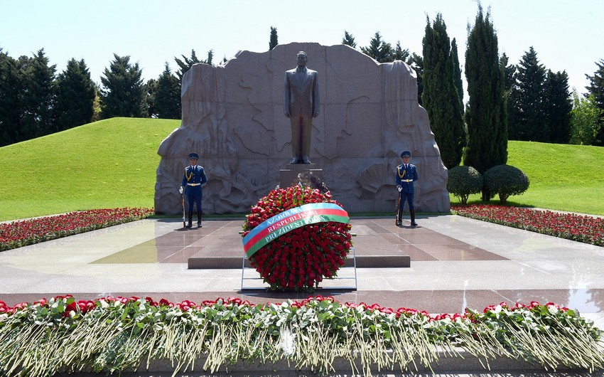 SOCAR rəhbərliyi ümummilli lider Heydər Əliyevin məzarını ziyarət edib