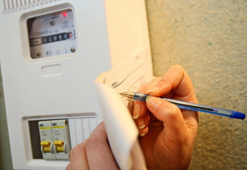 Azərbaycanda işıqpulu borcu olan vəzifəli şəxsin evinə elektrik enerjisinin verilməsi dayandırılıb - FOTO