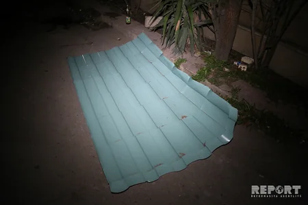 Bakıda güclü küləyin dağıtdığı dam örtüyü ətrafdakı insanlara təhlükə yaradıb - FOTO - VİDEO