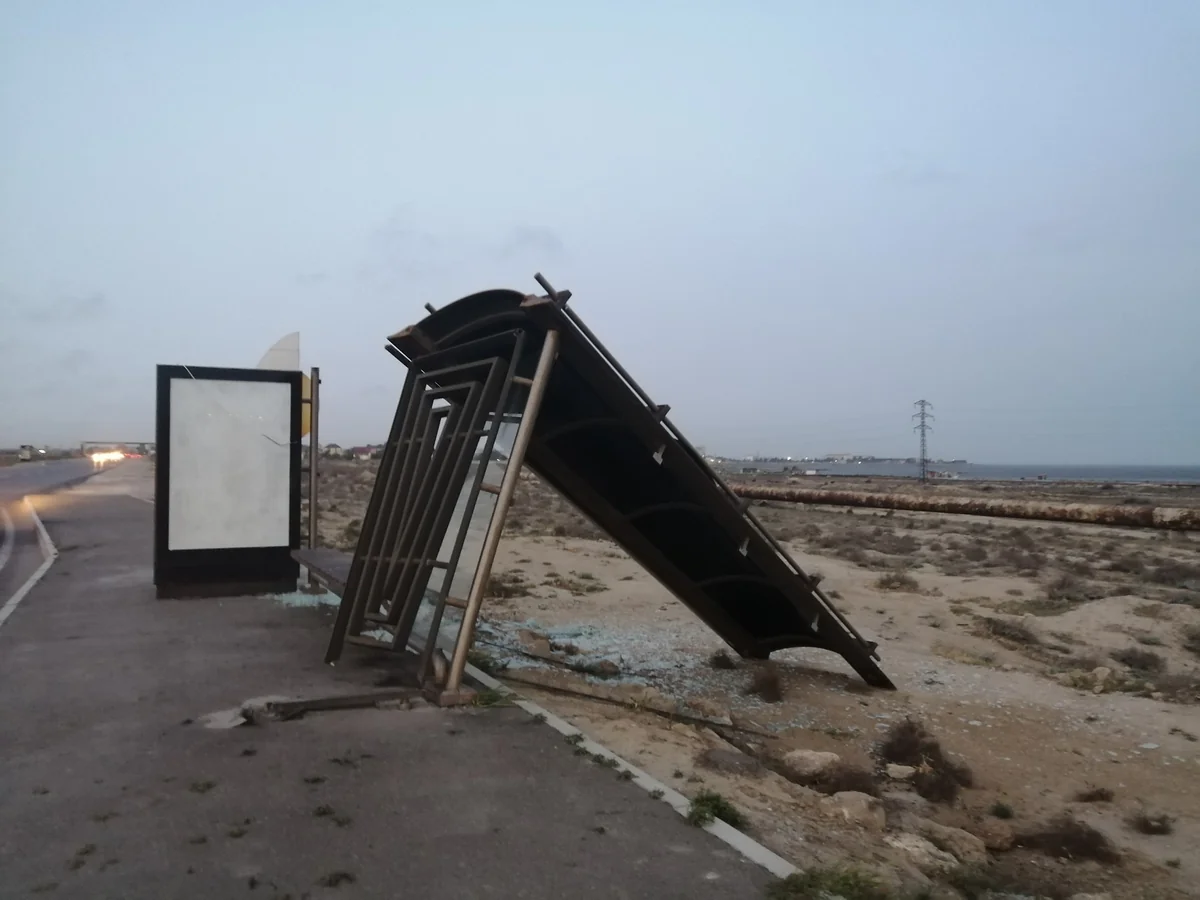 Bakıda güclü külək dayanacağı aşırıb