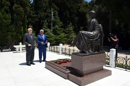 ​SOCAR-ın kollektivi ümummilli lider Heydər Əliyevin məzarını ziyarət edib