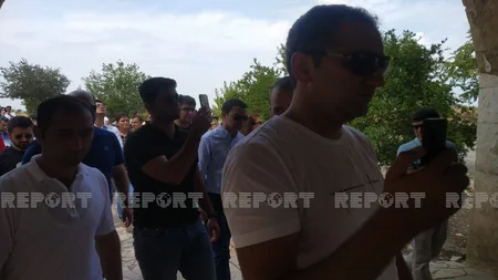 Xaricdə təhsil almış məzunlar Ağdam Dövlət Dram Teatrının qarşısında milli musiqilərimizi ifa ediblər
