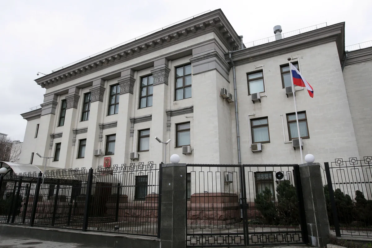 Украина высылает старшего дипломата посольства России