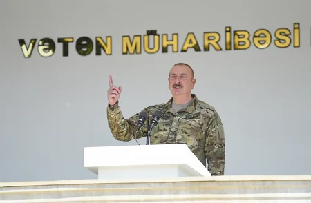 İlham Əliyev MN-in komando hərbi hissələrinin birində yaradılan şəraitlə tanış olub, hərbi hissəyə Döyüş bayrağını təqdim edib