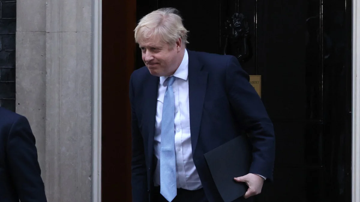 3 more British PM’s aides resign