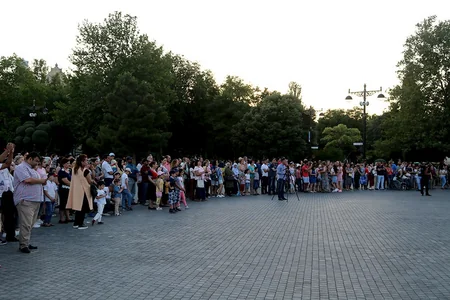 Silahlı Qüvvələrin 100 illik yubileyi münasibətilə hərbi mahnılardan ibarət konsert keçirilib