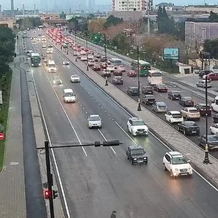 Bakının bir sıra yollarında nəqliyyatın sıxlığı müşahidə edilir