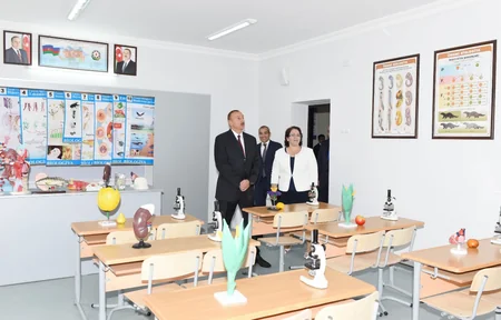 Azərbaycan Prezidenti Kürdəmirdə məktəb binasının açılışında iştirak edib
