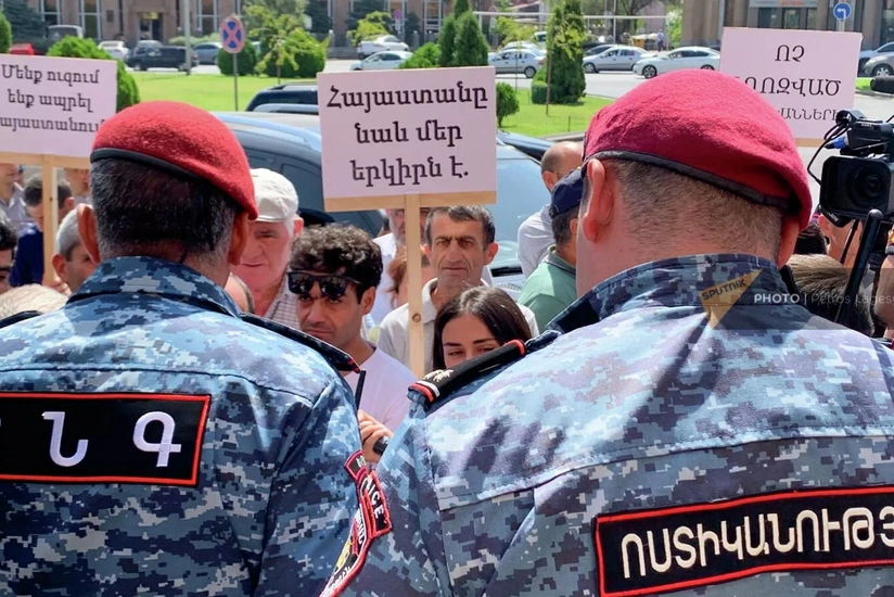 В Ереване проходит акция протеста у здания мэрии