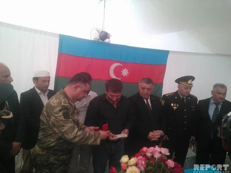 Aprel döyüşlərində şəhid olan hərbçinin medalı valideyninə təqdim olunub - FOTO
