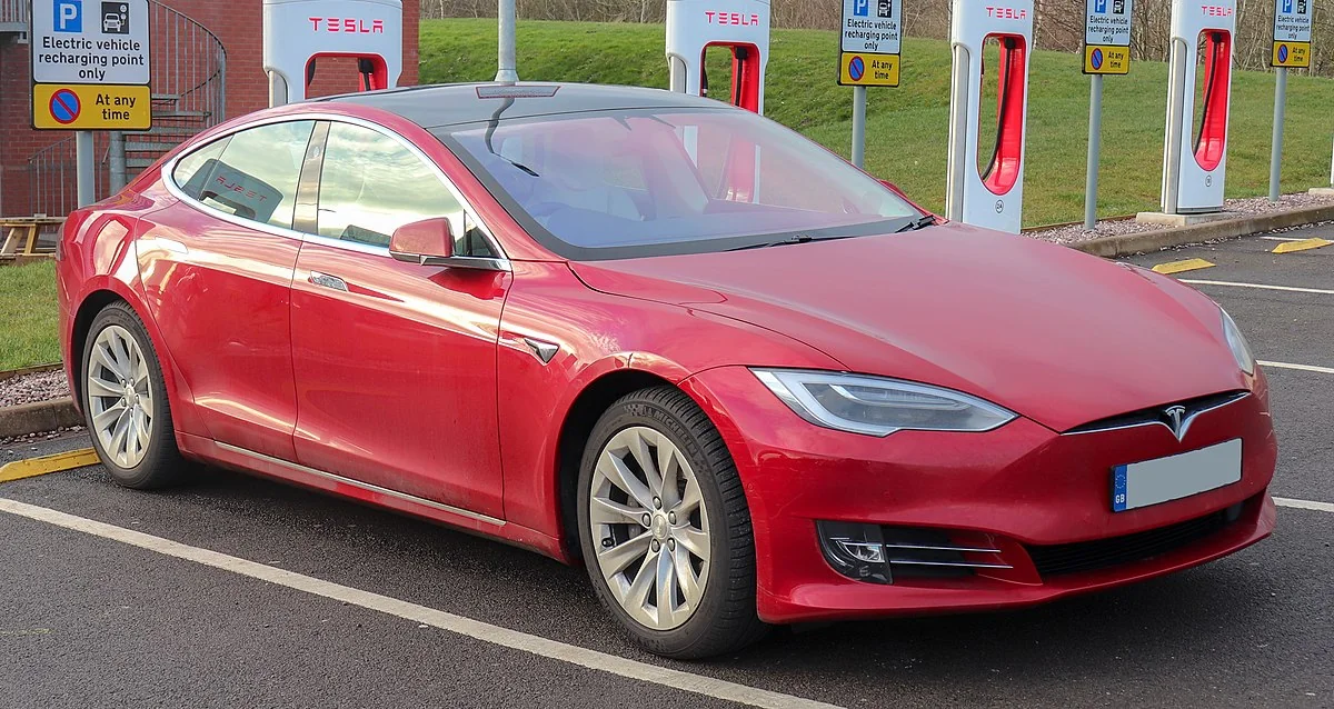 “Tesla” 2023-cü ildə tam avtopilotlu elektromobil istehsal edəcək