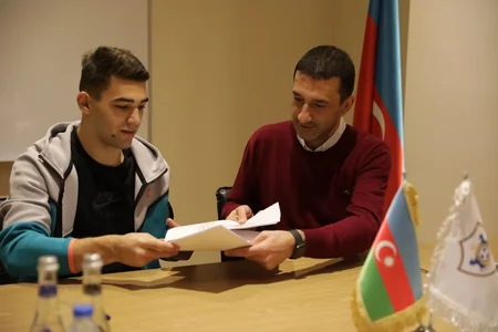 Qarabağ yeni transferi ilə müqavilə imzalayıb