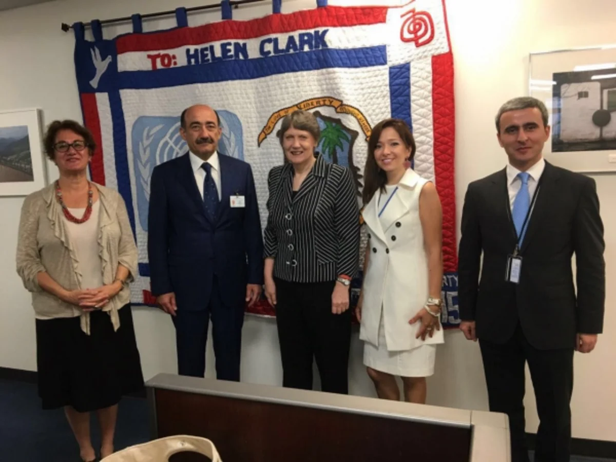 Əbülfəs Qarayev BMT İnkişaf Proqramının rəhbəri ilə görüşüb