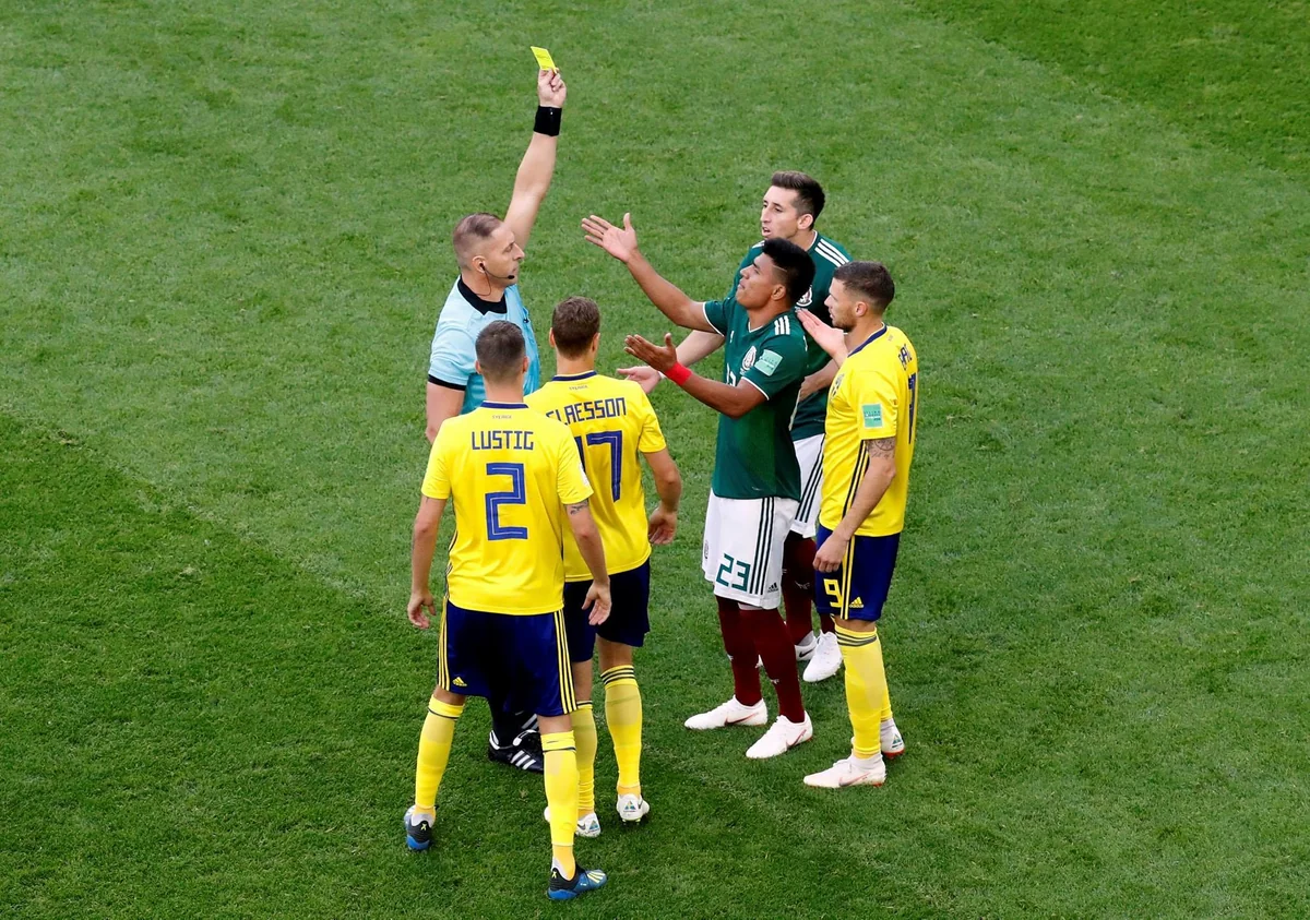 Meksikalı futbolçu dünya çempionatları tarixinə ən tez sarı vərəqə alması ilə düşüb