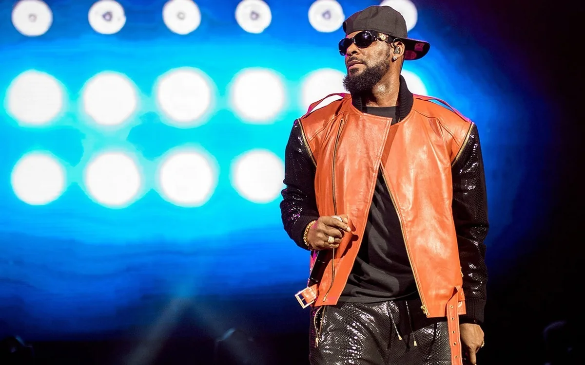 Певца R Kelly обвинили в домогательствах