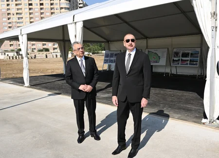 Prezident Bakıda “Gənclik” metrosu yanında yaradılan yeni parkda işlərin gedişi ilə tanış olub