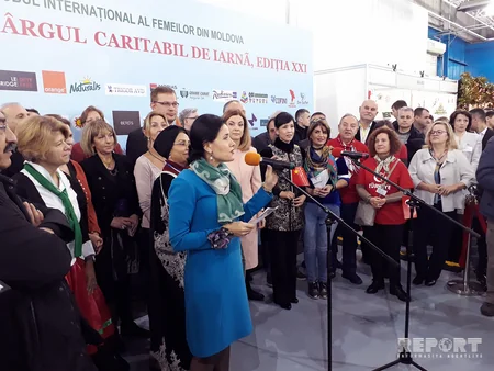 Moldovan president visits Azerbaijani stand at Christmas Charity Fair