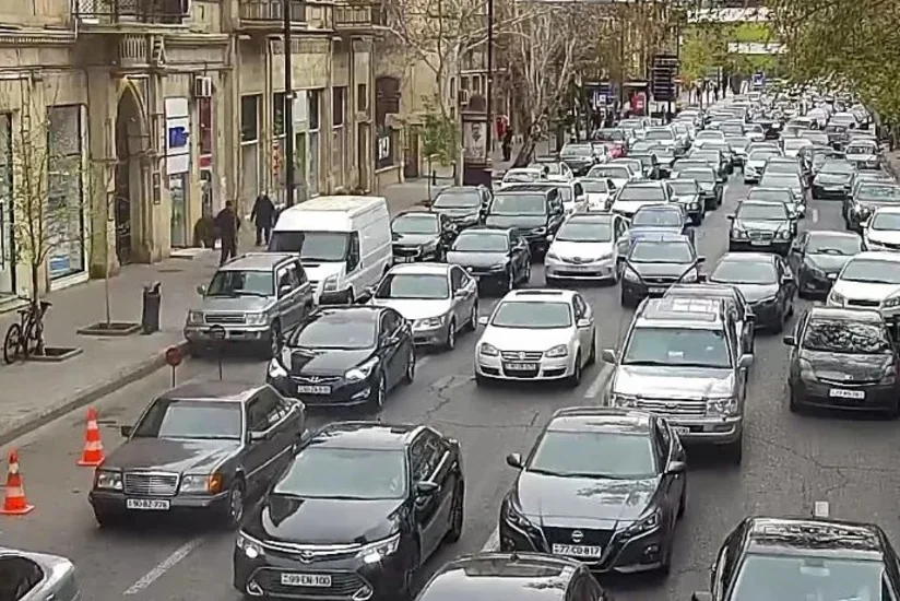 Bakının bir sıra yollarında tıxac yaranıb - SİYAHI
