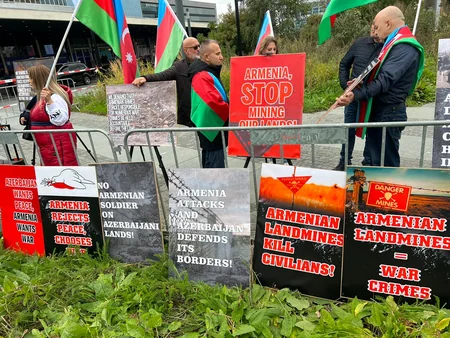 Azərbaycan icması Ermənistanın Niderlanddakı səfirliyi qarşısında piket keçirib