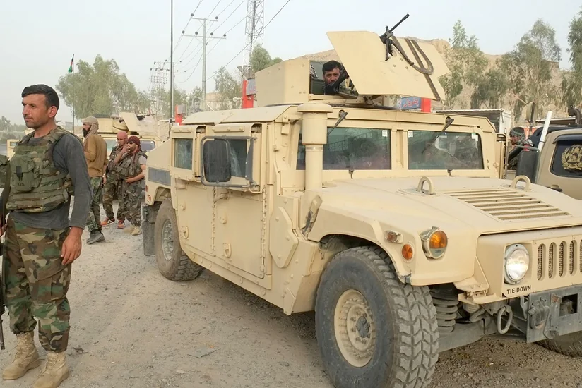 Сотни афганских военных сдались талибам