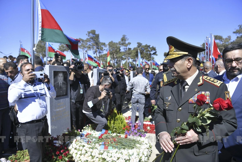 Müdafiə Nazirliyinin rəhbərliyi Fəxri və II Şəhidlər xiyabanlarını ziyarət edib
