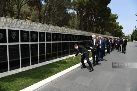 Diplomatik xidmət orqanlarının rəhbərləri Şəhidlər Xiyabanını ziyarət edib