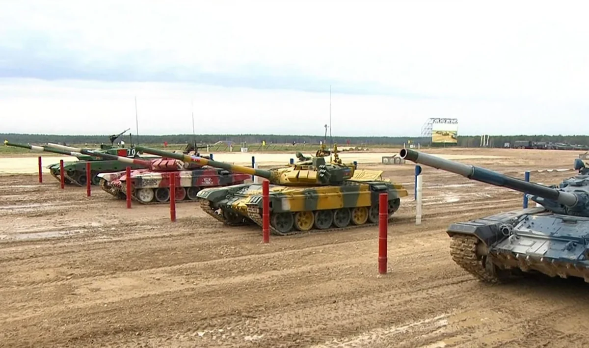 Müdafiə naziri “Tank biatlonu” müsabiqəsinin finalını izlədi