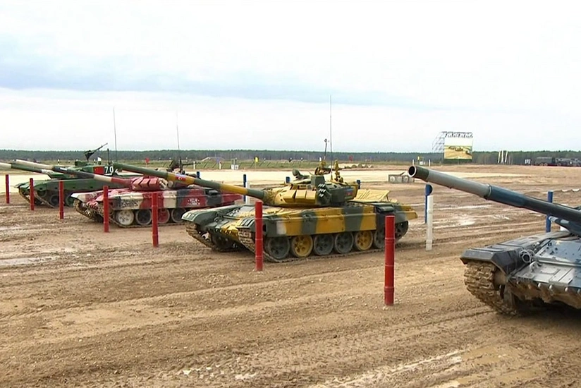 Müdafiə naziri “Tank biatlonu” müsabiqəsinin finalını izlədi