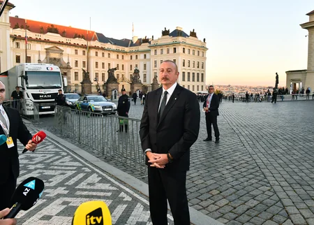 Prezident İlham Əliyev Praqada Azərbaycan televiziya kanallarına müsahibə verib