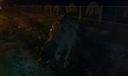 Lənkəranda minik maşını kanala aşıb - FOTO