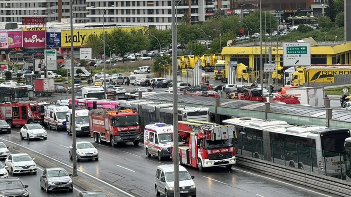 İstanbulda metrobus qəzasında yaralananların sayı 48-ə çatıb, ölən var – YENİLƏNİB 2