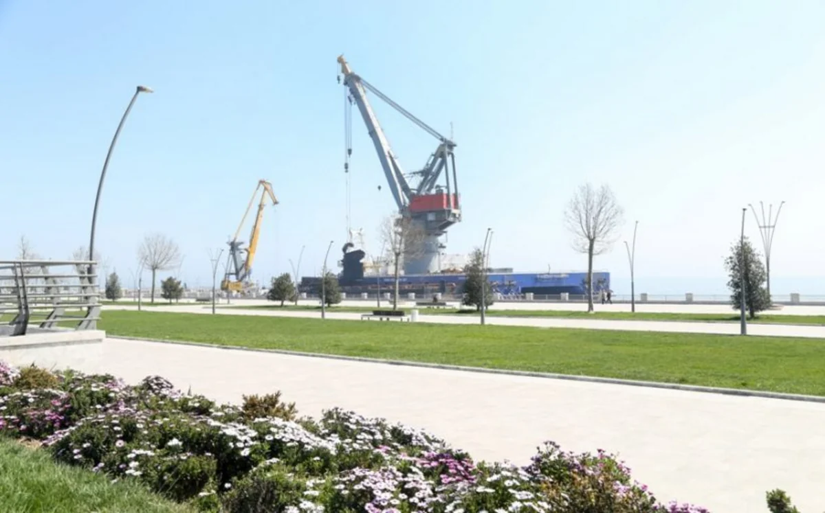 Xəzərin dibindən batmış gəmi hissələri çıxarılıb